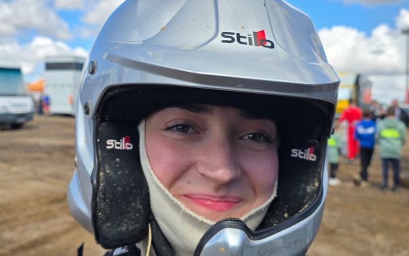 Pilote souriante portant un casque Stilo
